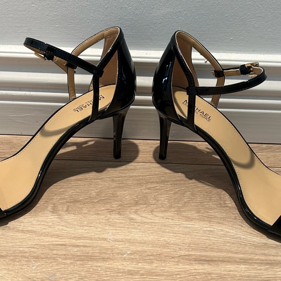 Michael Kors Simone Sandal - Picture 2 of 14